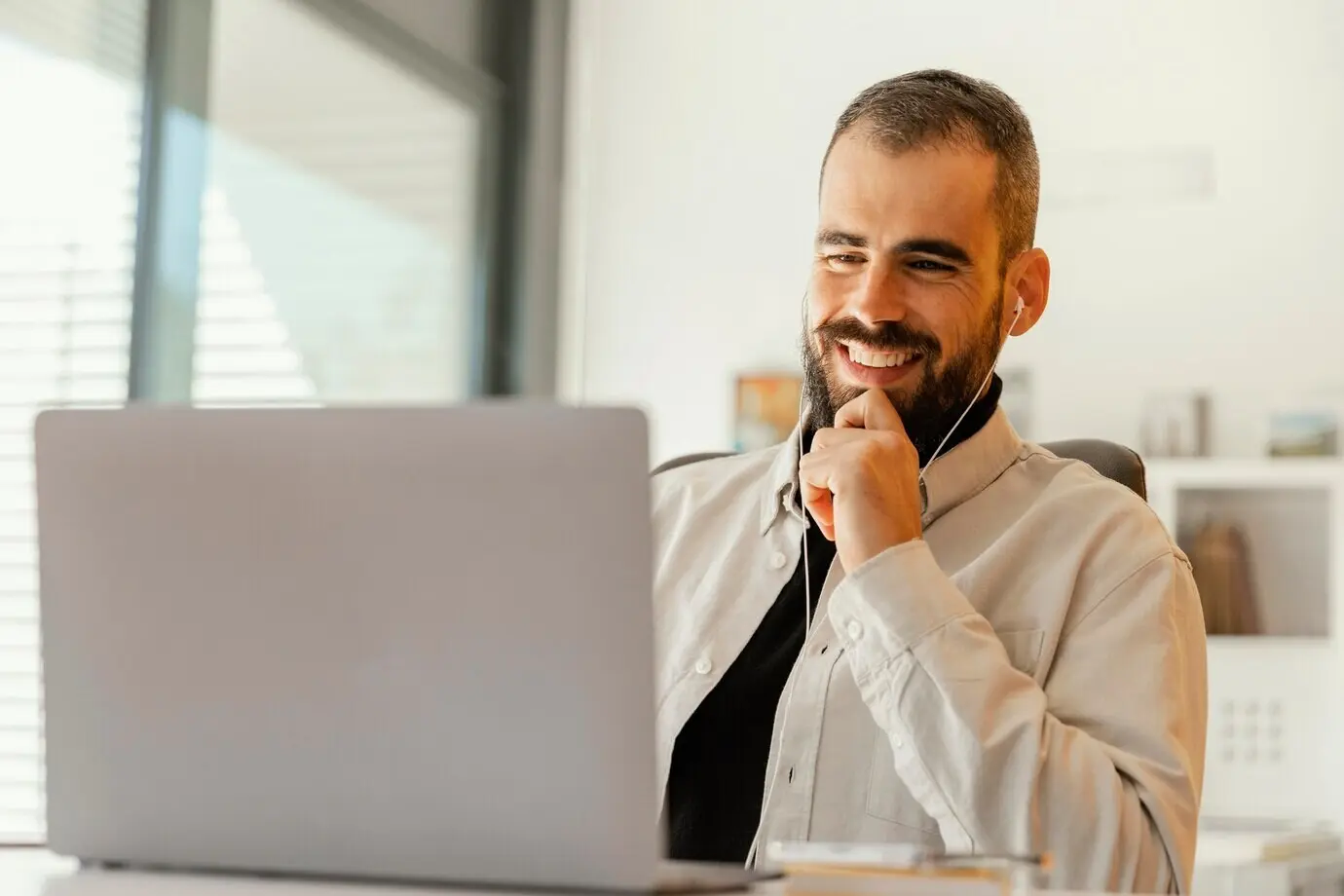 Geschäftsmann bei einem Videoanruf für die Arbeit